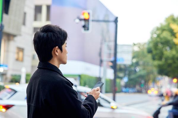 皮衣风潮来袭，时尚皮衣让你成为街头焦点！图1