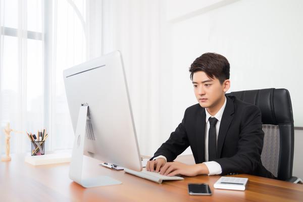 现代企业管理故事：困境中的变革与重生图1