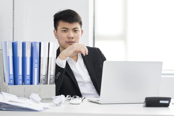 “囚徒困境在企业管理中的启示:与竞争的权衡”图1