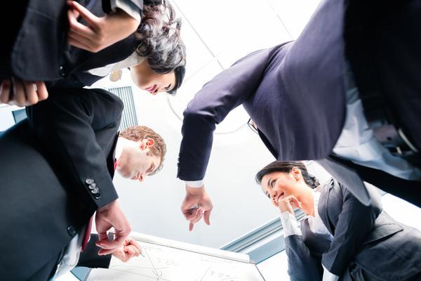 跨文化管理分析电影：项目融资中的文化差异与战略调整 图2