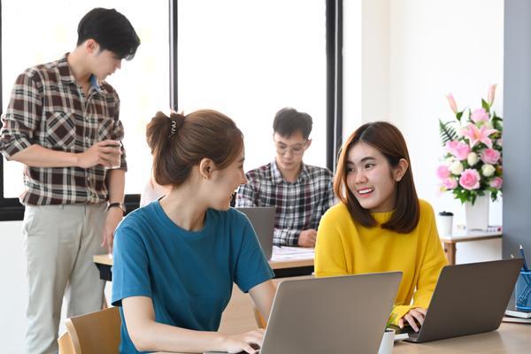 互联网行业发展趋势：从传统行业到数字化转型的全面解析图1